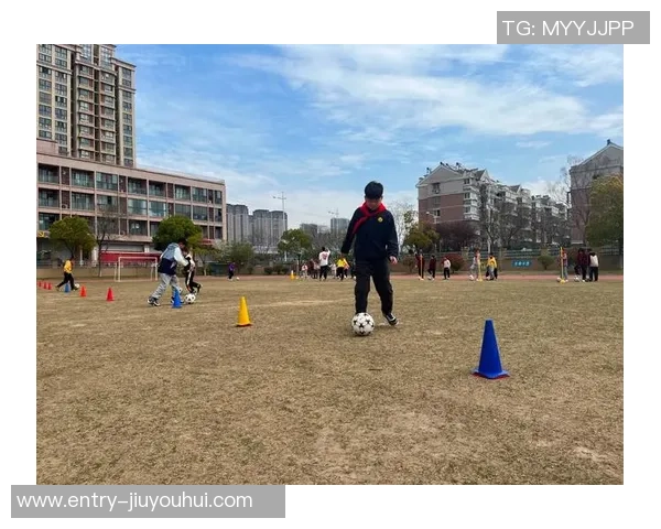 小学足球教学的创新方法与实践探索提升学生运动能力和团队合作精神